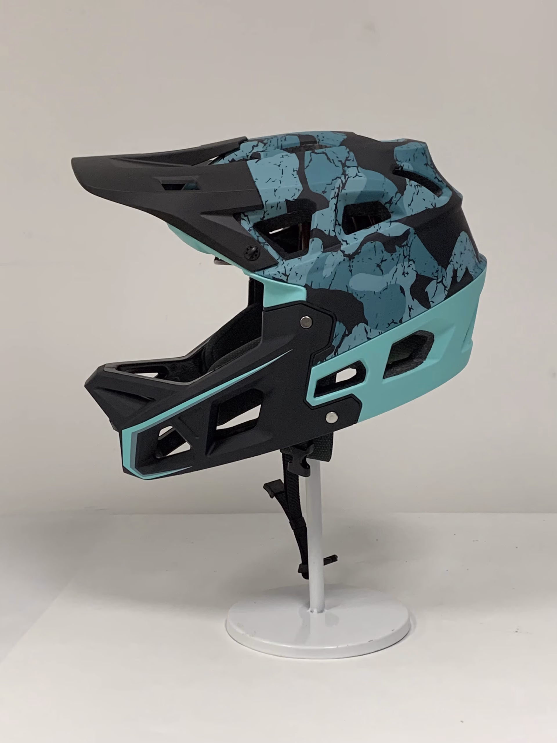 Zabarvan's MTB Camouflage Helmet - Image 5