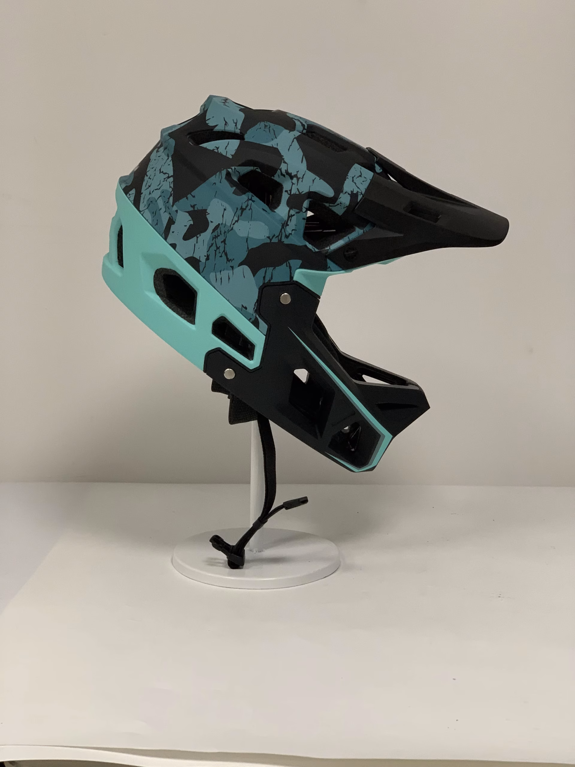 Zabarvan's MTB Camouflage Helmet - Image 3